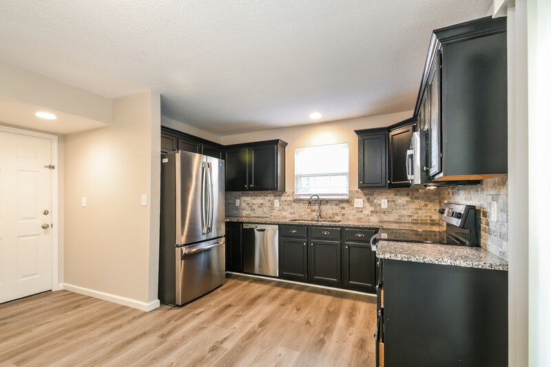 2,150/Mo, 9915 Glenburr Ct Fishers, IN 46038 Kitchen View 2