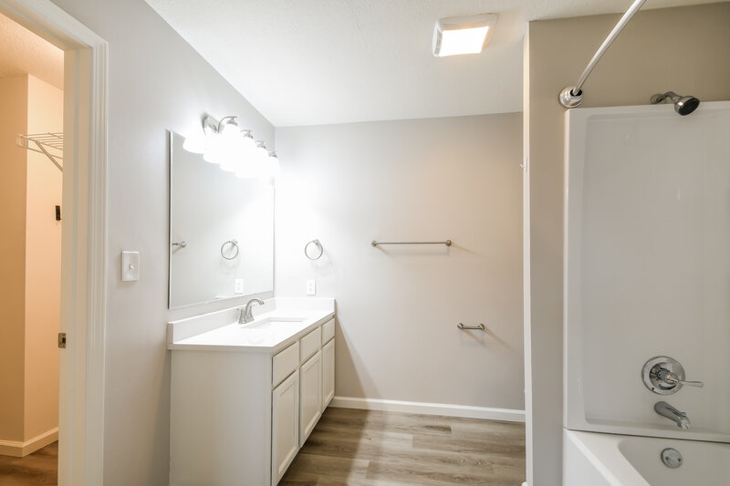 2,150/Mo, 9915 Glenburr Ct Fishers, IN 46038 Main Bathroom View