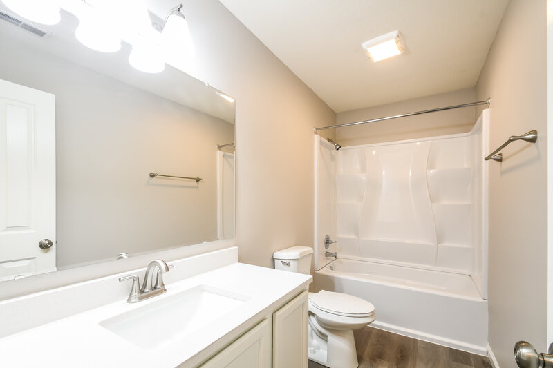 2,150/Mo, 9915 Glenburr Ct Fishers, IN 46038 Bathroom View