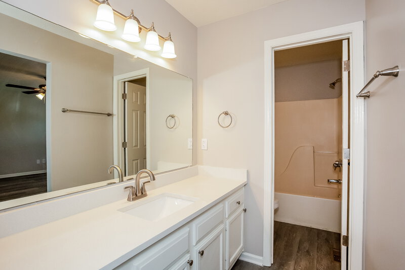 1,770/Mo, 6726 Sparrowood Dr Indianapolis, IN 46236 Main Bathroom View