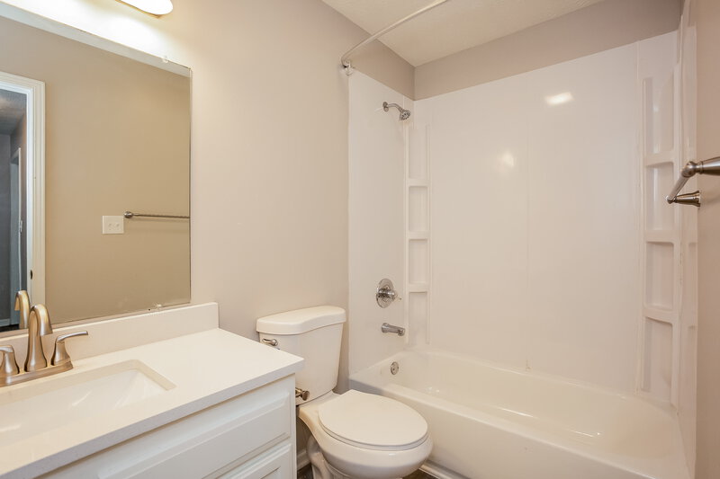 1,770/Mo, 6726 Sparrowood Dr Indianapolis, IN 46236 Bathroom View