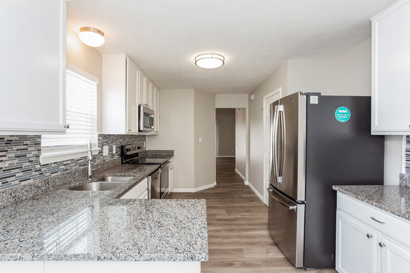 1,990/Mo, 11541 Glenn Abbey Ln Indianapolis, IN 46235 Kitchen View
