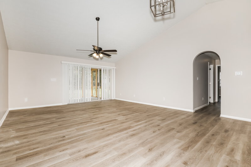 2,000/Mo, 6607 El Paso Dr Indianapolis, IN 46214 Living Room View