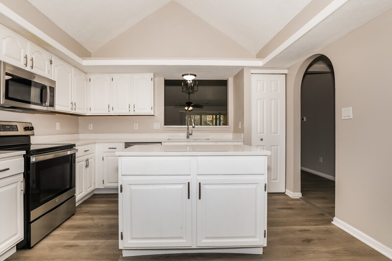 2,000/Mo, 6607 El Paso Dr Indianapolis, IN 46214 Kitchen View