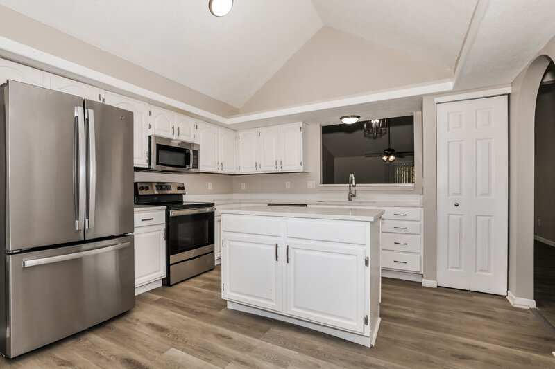 2,000/Mo, 6607 El Paso Dr Indianapolis, IN 46214 Kitchen View 2