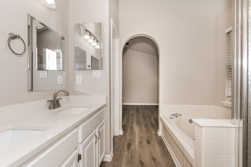 2,000/Mo, 6607 El Paso Dr Indianapolis, IN 46214 Main Bathroom View