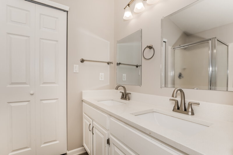 2,000/Mo, 6607 El Paso Dr Indianapolis, IN 46214 Main Bathroom View 2