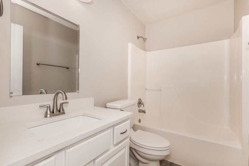 2,000/Mo, 6607 El Paso Dr Indianapolis, IN 46214 Bathroom View