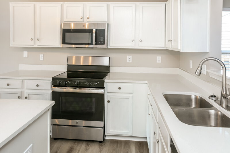2,020/Mo, 823 Pine Lake Dr Greenwood, IN 46143 Kitchen View