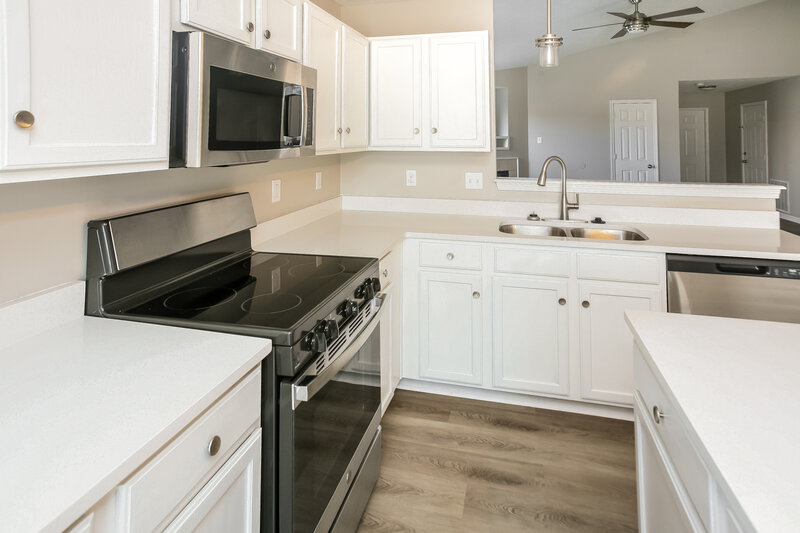 2,020/Mo, 823 Pine Lake Dr Greenwood, IN 46143 Kitchen View 2