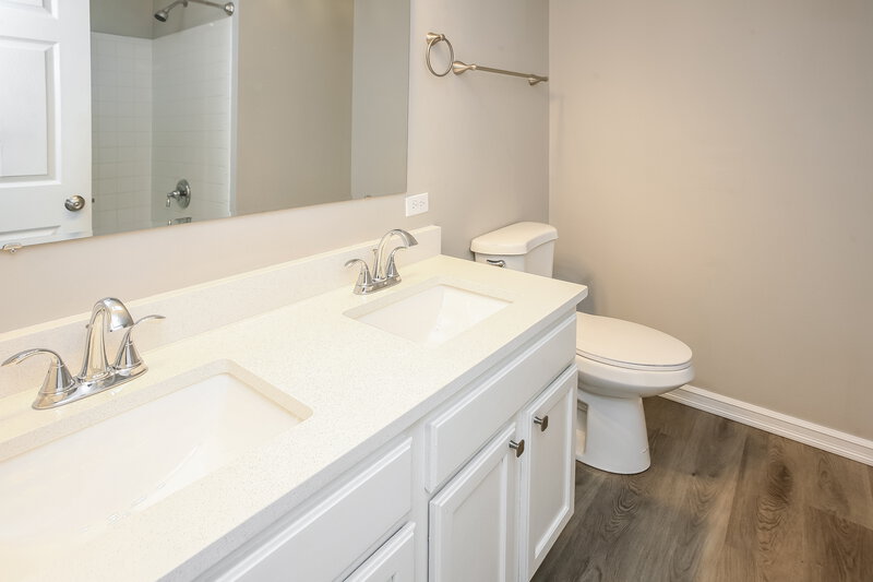 2,020/Mo, 823 Pine Lake Dr Greenwood, IN 46143 Main Bathroom View