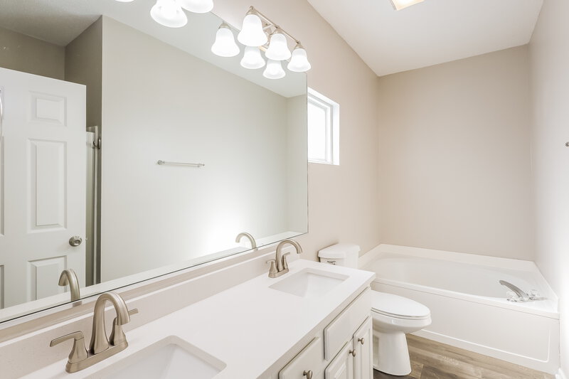 2,240/Mo, 3550 Limelight Ln Whitestown, IN 46075 Main Bathroom View