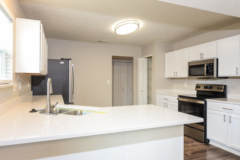 1,930/Mo, 508 Grassy Bend Dr Greenwood, IN 46143 Kitchen View