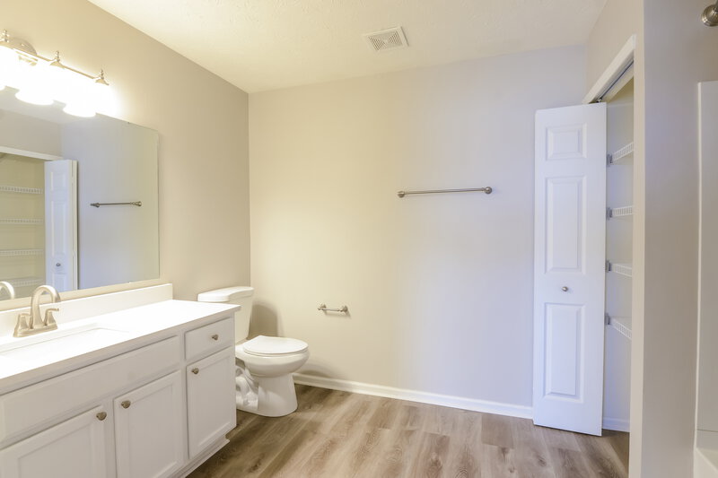 1,930/Mo, 508 Grassy Bend Dr Greenwood, IN 46143 Main Bathroom View