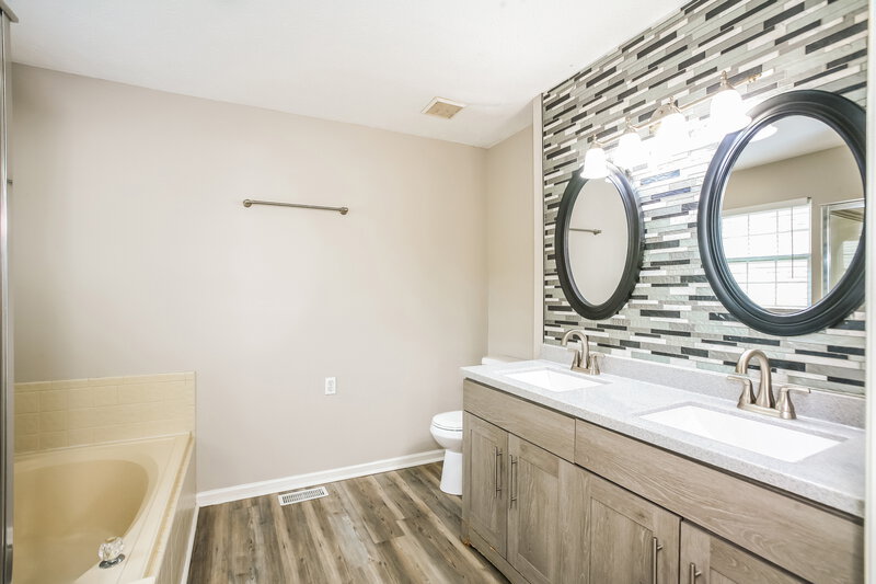 2,070/Mo, 7462 Carnation Ln Indianapolis, IN 46214 Main Bathroom View