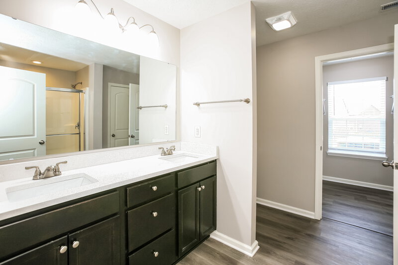 2,190/Mo, 6447 Ault Pl Indianapolis, IN 46221 Main Bathroom View