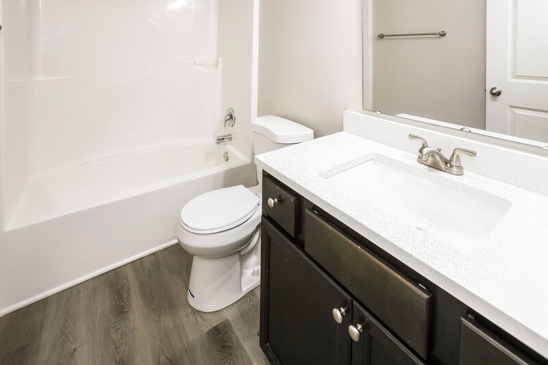 2,190/Mo, 6447 Ault Pl Indianapolis, IN 46221 Bathroom View