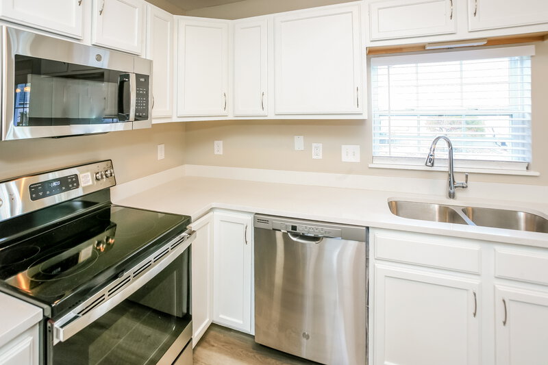 1,730/Mo, 1906 Murdoch Dr Greenfield, IN 46140 Kitchen View 2