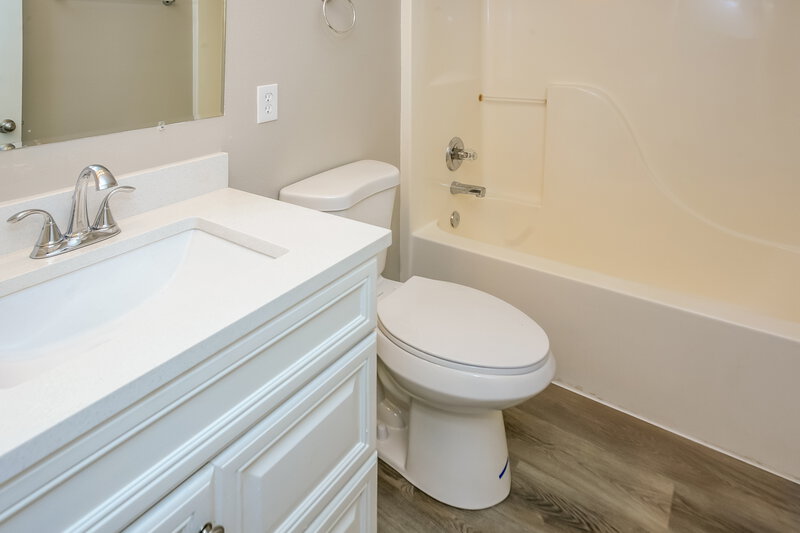 1,730/Mo, 1906 Murdoch Dr Greenfield, IN 46140 Main Bathroom View