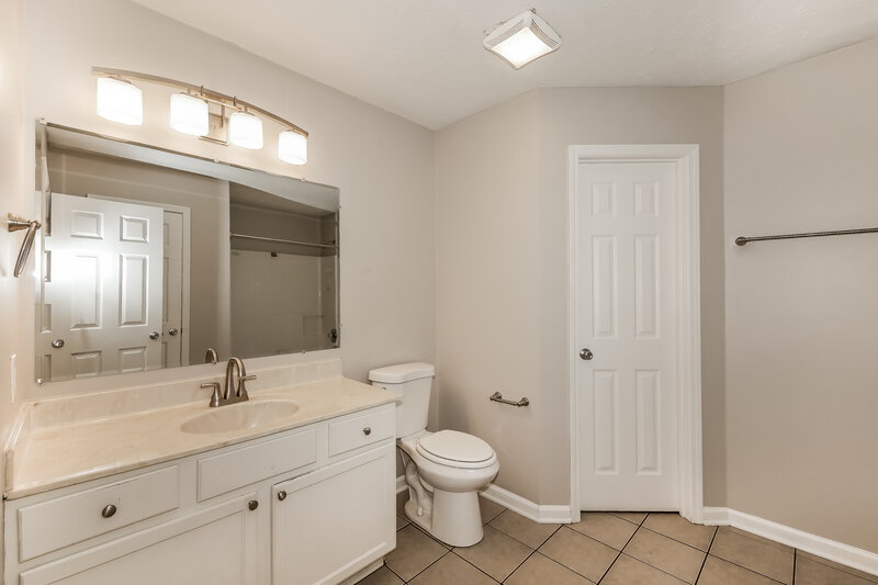 2,280/Mo, 3329 Gainesville Ct Indianapolis, IN 46227 Main Bathroom View
