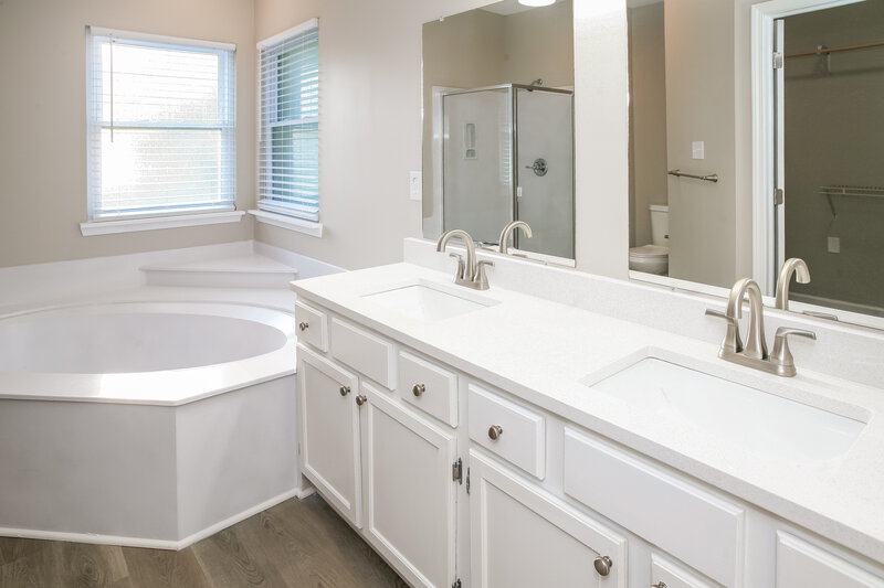 1,805/Mo, 6642 Meadowgreen Dr Indianapolis, IN 46236 Main Bathroom View
