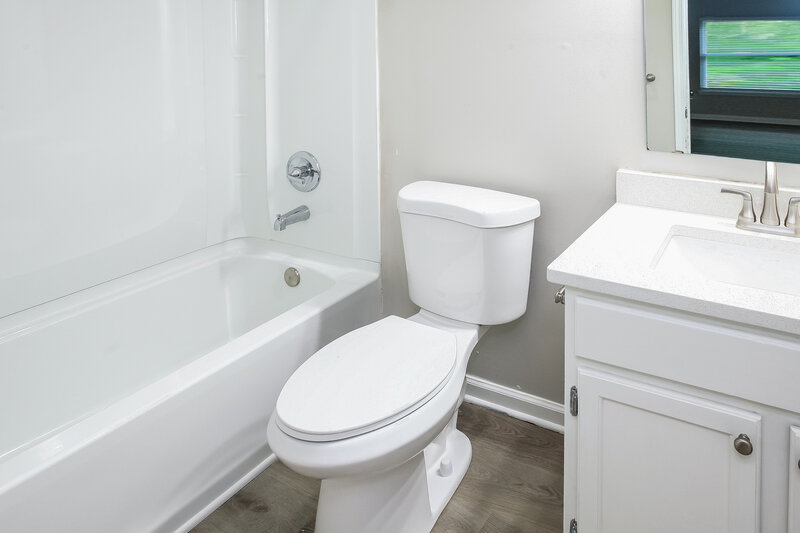 1,805/Mo, 6642 Meadowgreen Dr Indianapolis, IN 46236 Bathroom View