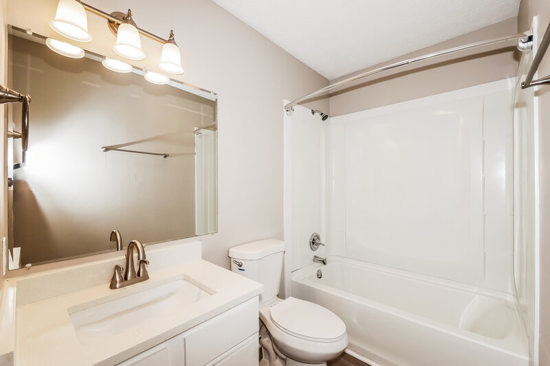1,780/Mo, 6233 Carrie Cir Indianapolis, IN 46237 Main Bathroom View