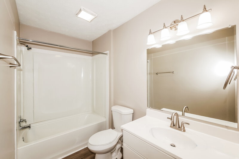 1,780/Mo, 6233 Carrie Cir Indianapolis, IN 46237 Bathroom View