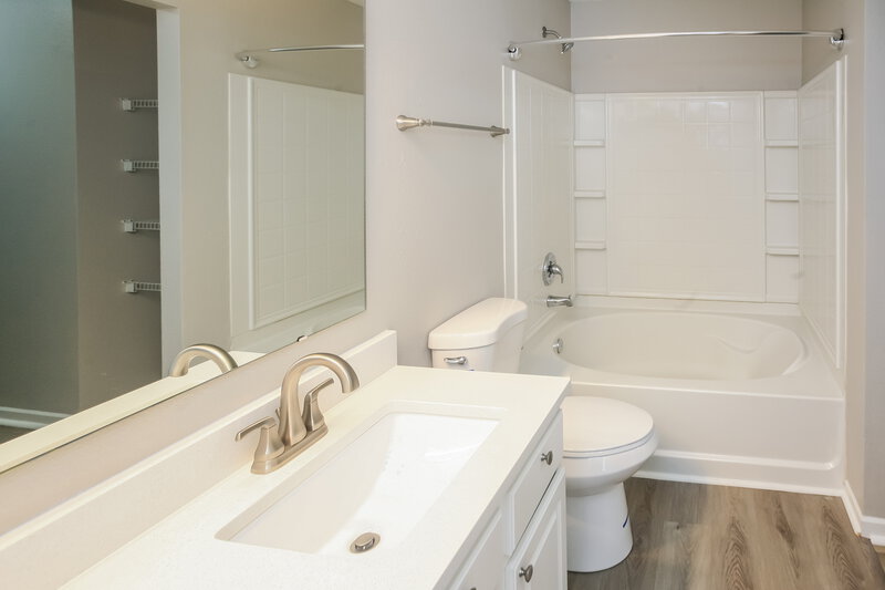 1,760/Mo, 6330 Alonzo Dr Indianapolis, IN 46217 Main Bathroom View