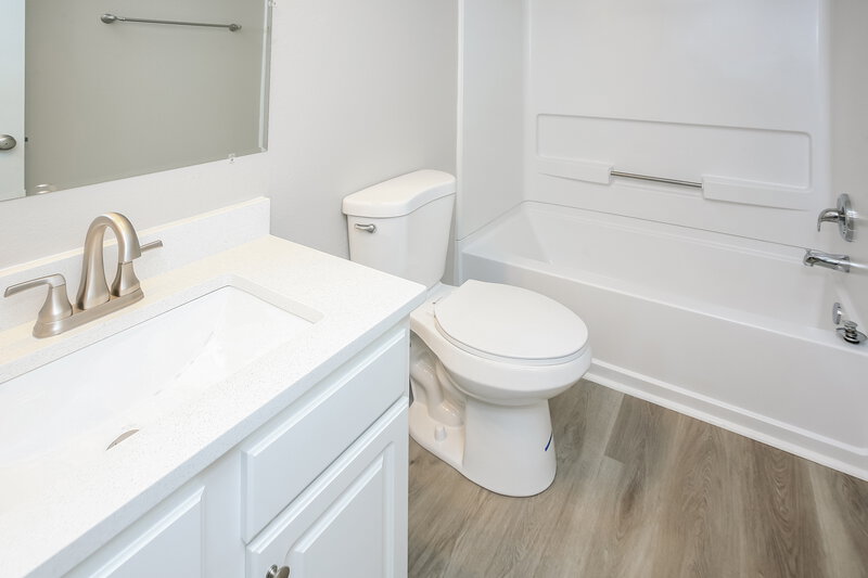 1,760/Mo, 6330 Alonzo Dr Indianapolis, IN 46217 Bathroom View