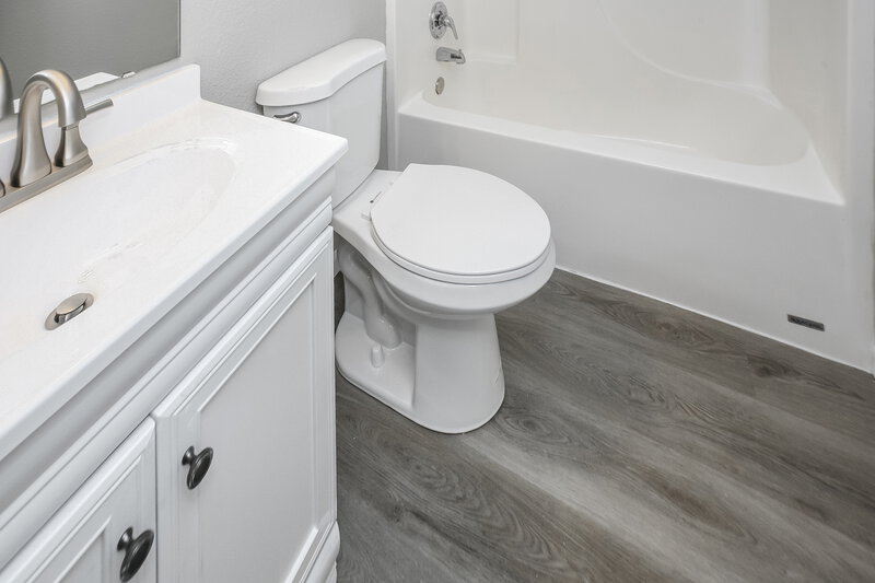 2,560/Mo, 4029 Willow Ct Franklin, IN 46131 Main Bathroom View