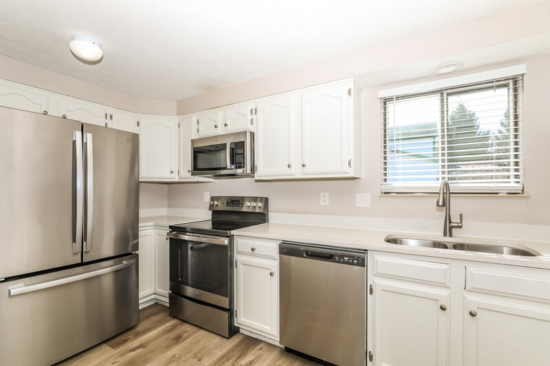 2,185/Mo, 11714 Madden Ln Fishers, IN 46038 Kitchen View 2