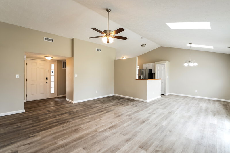 2,540/Mo, 4307 Robertson Blvd Indianapolis, IN 46228 Living Room View 2