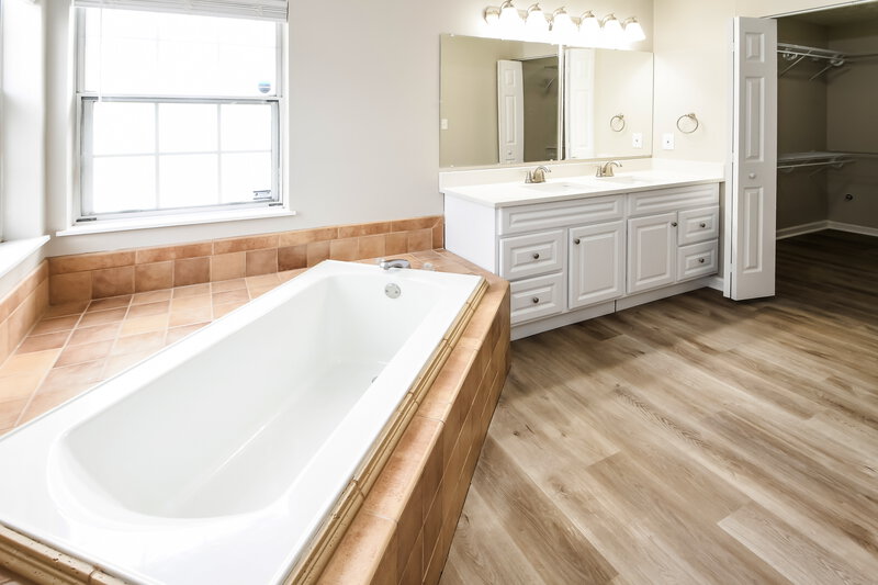 2,540/Mo, 4307 Robertson Blvd Indianapolis, IN 46228 Main Bathroom View