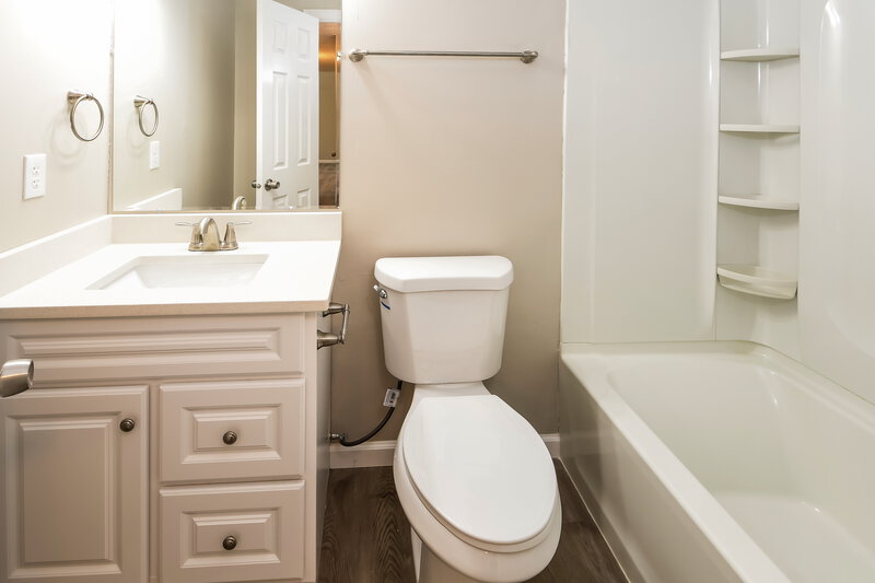 2,540/Mo, 4307 Robertson Blvd Indianapolis, IN 46228 Bathroom View 2