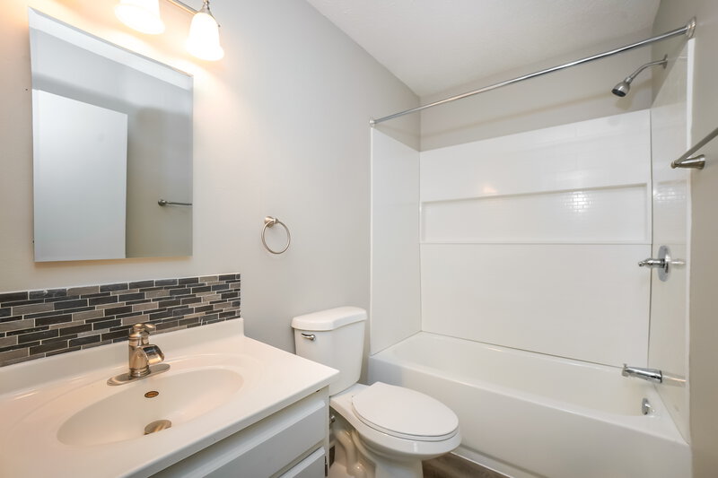 1,575/Mo, 1444 Countryside Ln Indianapolis, IN 46231 Bathroom View