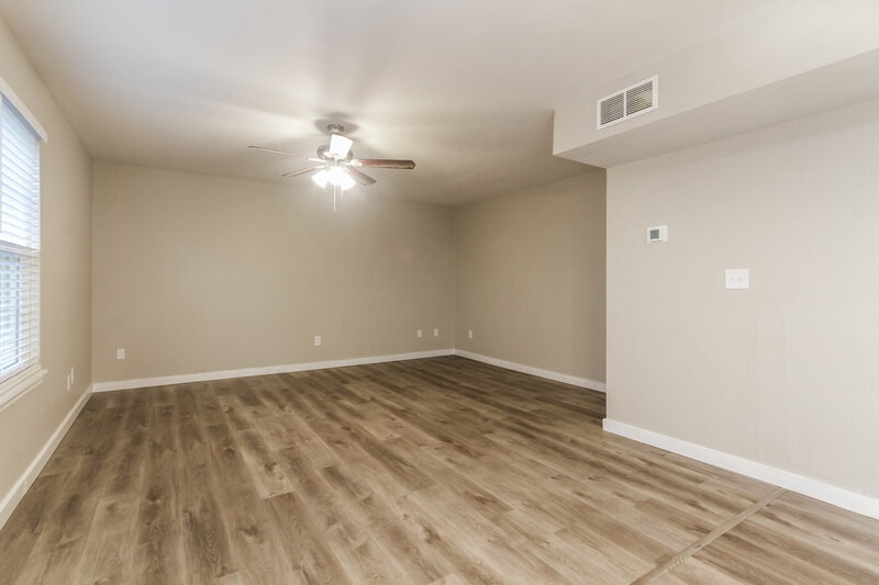 1,940/Mo, 4628 Welton St Greenwood, IN 46143 Family Room View 2