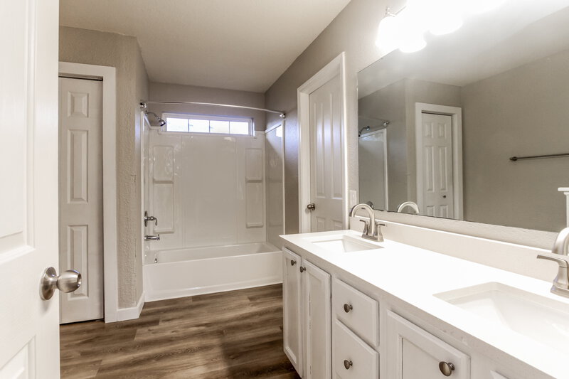 1,940/Mo, 4628 Welton St Greenwood, IN 46143 Main Bathroom View