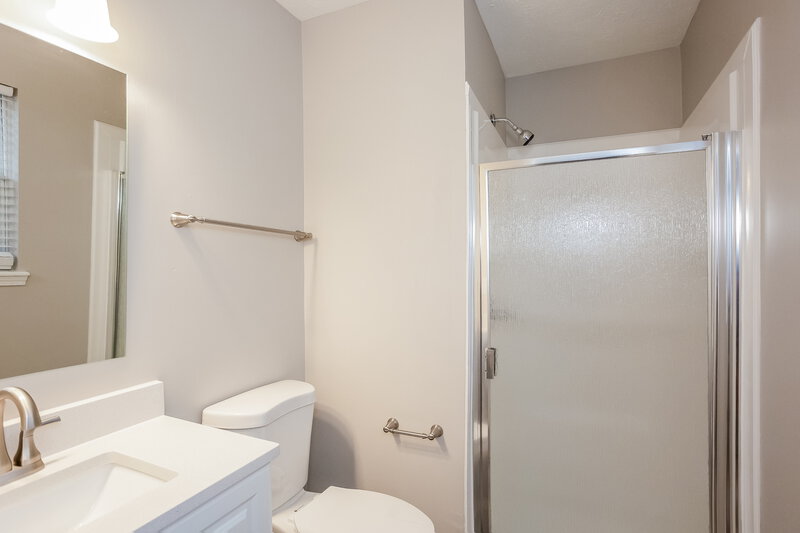 1,760/Mo, 12608 Roan Ln Indianapolis, IN 46236 Main Bathroom View