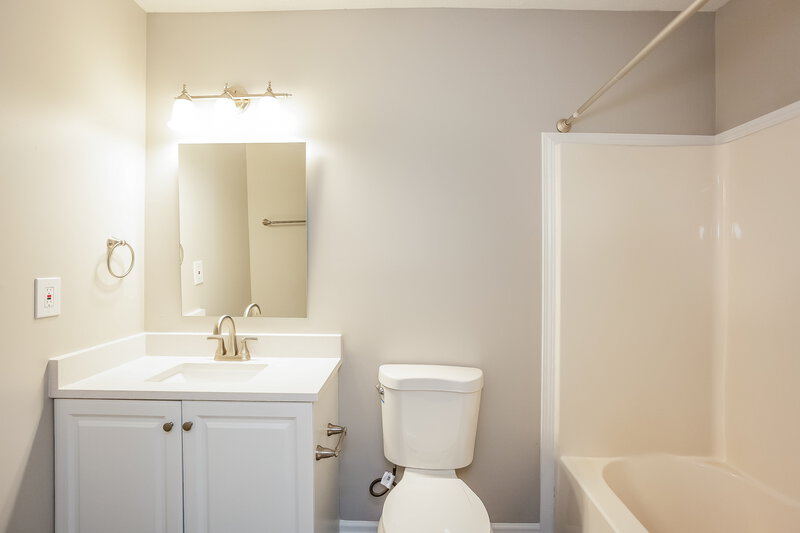 1,760/Mo, 12608 Roan Ln Indianapolis, IN 46236 Bathroom View