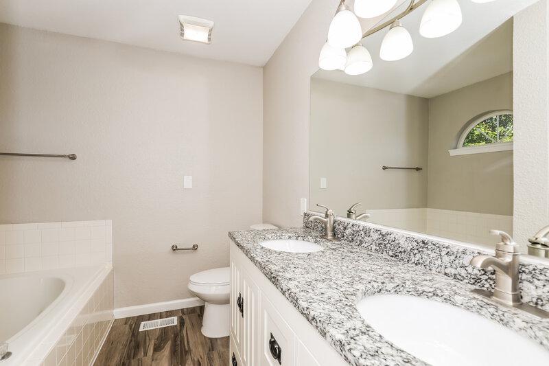 3,100/Mo, 4604 Welton St Greenwood, IN 46143 Main Bathroom View