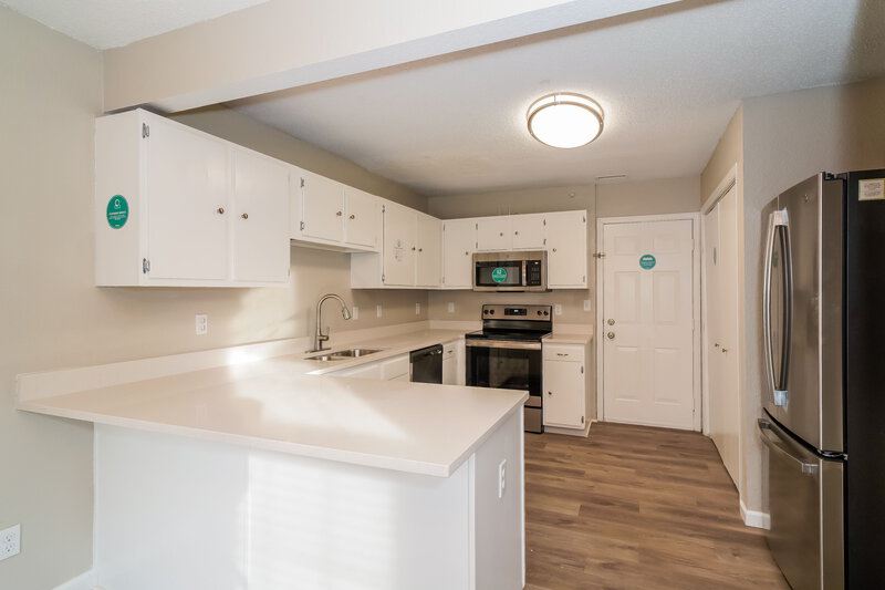 2,590/Mo, 531 Deer Trail Dr Indianapolis, IN 46217 Kitchen View