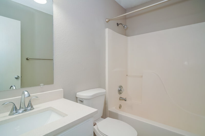 2,590/Mo, 531 Deer Trail Dr Indianapolis, IN 46217 Bathroom View 2