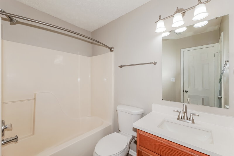 1,920/Mo, 6748 Redan Dr Indianapolis, IN 46254 Bathroom View