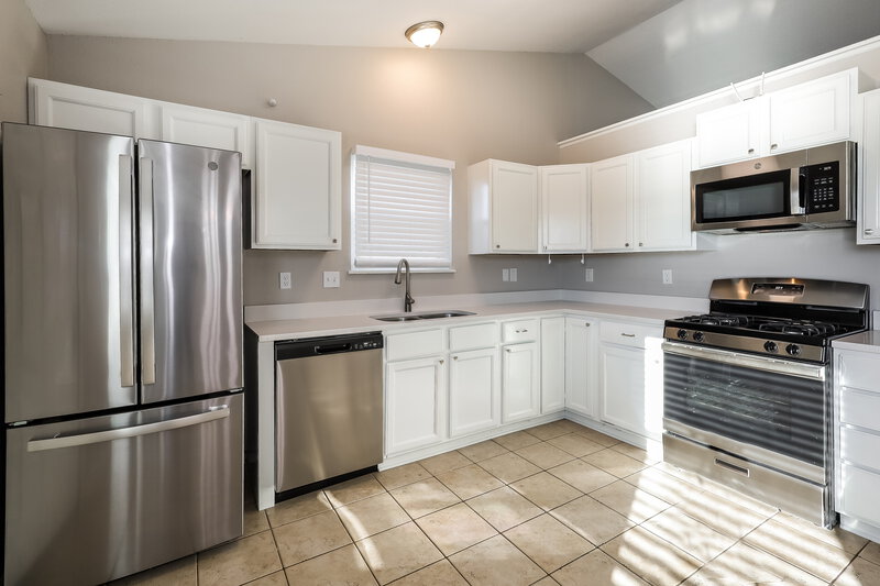 1,860/Mo, 450 Lake Shore Ct Franklin, IN 46131 Kitchen View