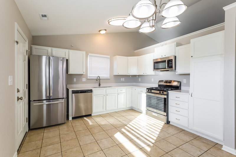 1,860/Mo, 450 Lake Shore Ct Franklin, IN 46131 Kitchen View 2