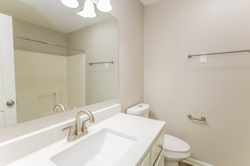 1,860/Mo, 450 Lake Shore Ct Franklin, IN 46131 Main Bathroom View