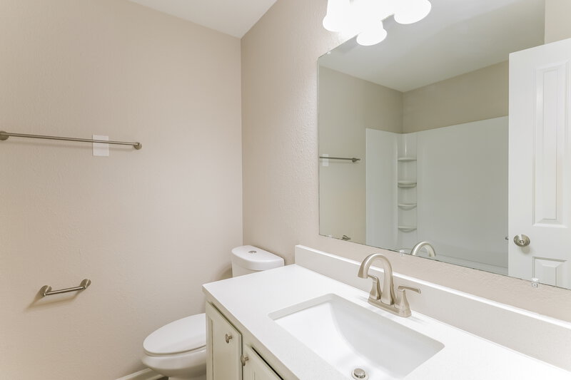 1,860/Mo, 450 Lake Shore Ct Franklin, IN 46131 Bathroom View