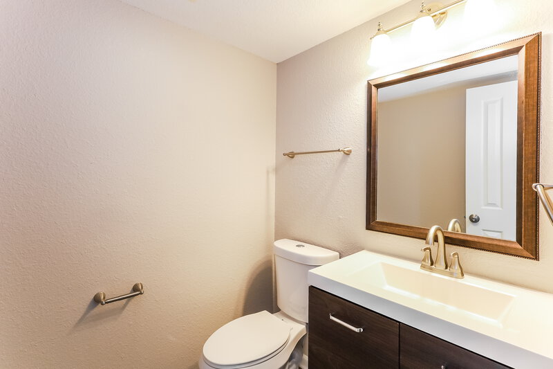 1,860/Mo, 450 Lake Shore Ct Franklin, IN 46131 Bathroom View 2