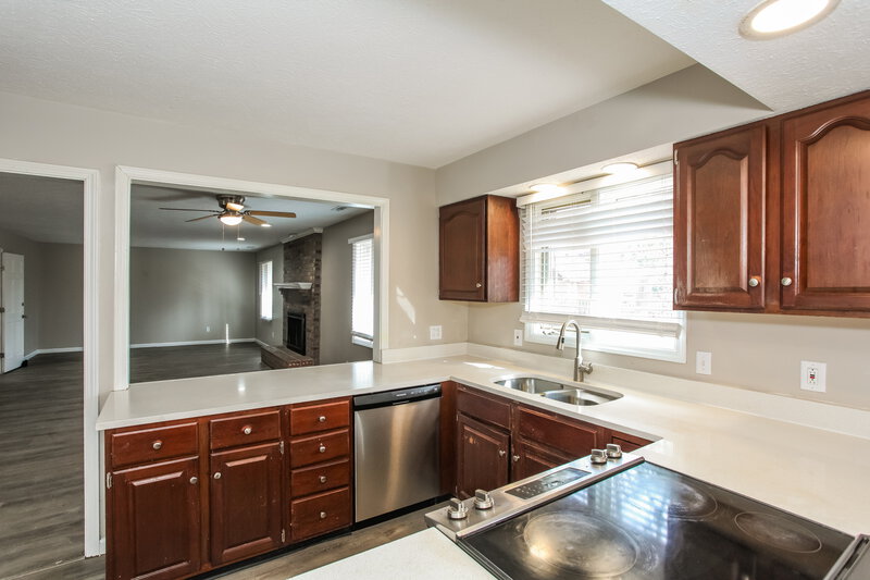 2,130/Mo, 7419 Cherryhill Dr Indianapolis, IN 46254 Kitchen View 2